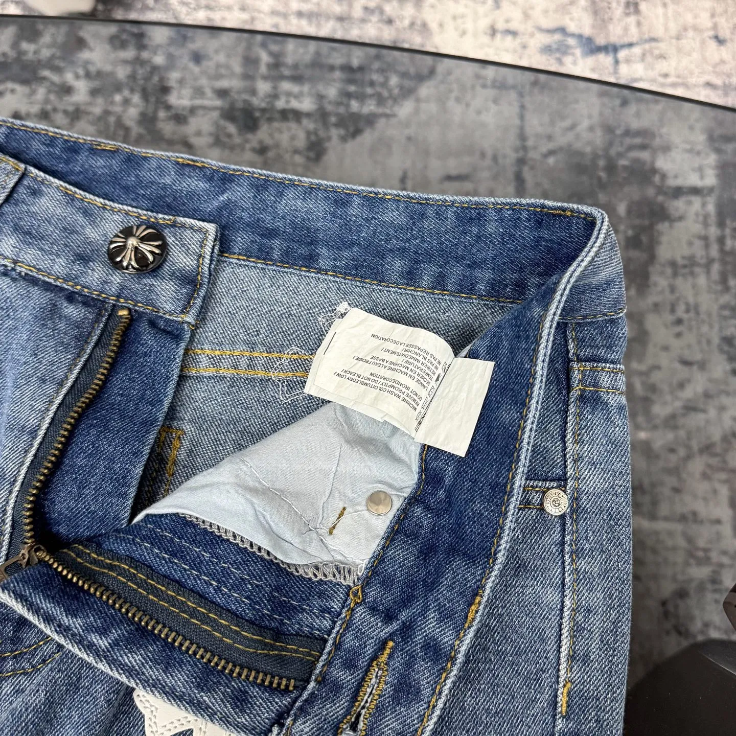 P230 Chrome Hearts CH/Chrome Hearts Classic Blue Pants White Cross Patched Leather Jeans. Original purchase and patterning. Really restores the ultimate texture of Vintage. Special Italian cowhide print and then cut. Customized sheepskin three-layer thick line leather. The whole body is spliced in heavy water washing process. Craftsmen hand-splash ink. You can see the details. Three-dimensional cutting version. Loose and comfortable. Not picky on the figure. Makes taller and slimmer. Seiko factory. Original quality control. Same style for men and women. Can be matched with couples. Versatile recommendation. Essential jeans for all seasons Color: blue Size: 28-36 (S-XXL)
